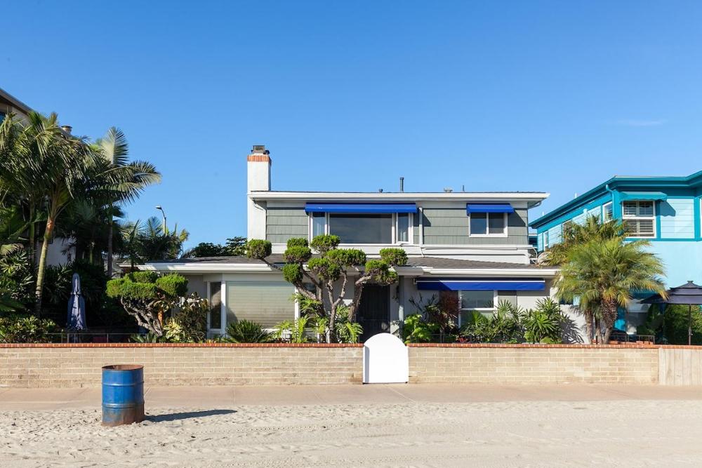 Bayfront 1-BR with Stunning View Steps to the Sand